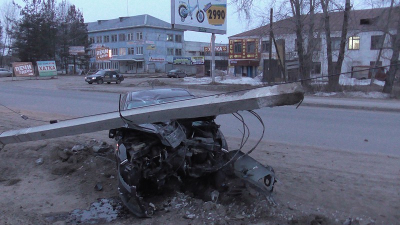 Водитель "Форда", снёсший столб в Сыктывкаре, отказался от медосвидетельствования