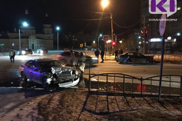 В Сыктывкаре в лобовом столкновении автомашин пострадали два человека