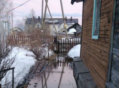 Засоренные канавы в Объячево привели к затоплению домов

