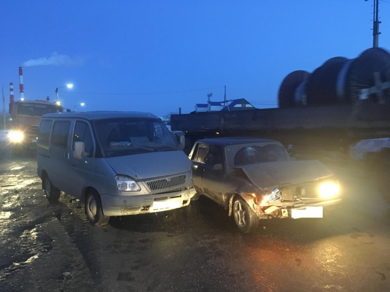 В Усинске при столкновении машин ВАЗ и ГАЗ пострадала женщина