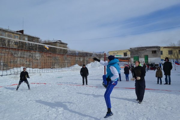 Весна в Воркуте: молодежь играет в снежный волейбол