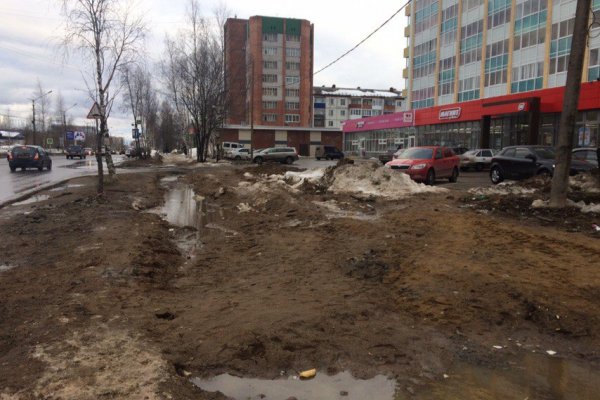 В Сыктывкаре застройщик дома при прокладке труб разрушил пешеходную зону на ул. Морозова

