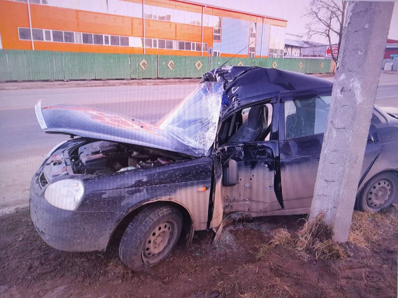 В Сыктывкаре начинающий водитель врезался в опору ЛЭП
