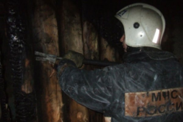 В Ижемском районе пожарные два часа боролись за деревянный жилой дом 