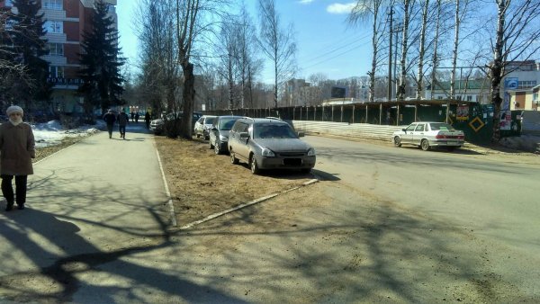 Сыктывкарцы паркуют свои машины в неположенных местах