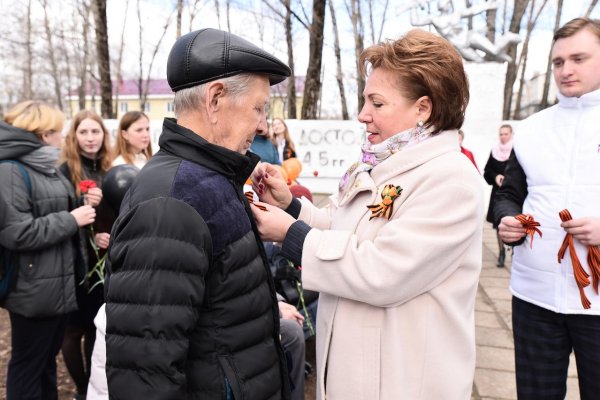 Надежда Дорофеева повязала ветеранам георгиевские ленточки