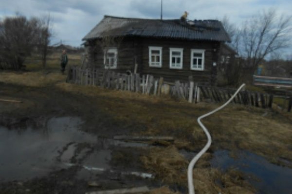 В Удорском районе по вине курильщика загорелся деревянный дом