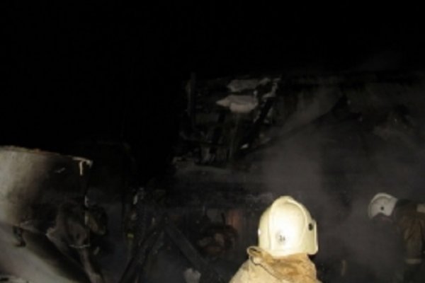 В пожаре под Ухтой выгорел ангар с автомобилями