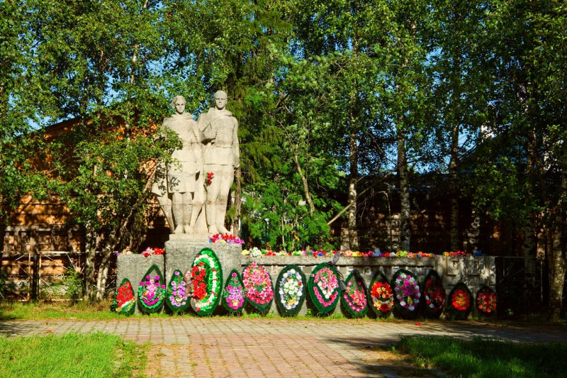 На средства гранта ЛУКОЙЛа в Усть-Цильме реставрируют мемориал "Никто не забыт, ничто не забыто"