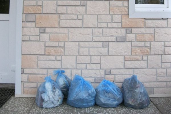 Жители Айкино приносят мусорные мешки к дверям администрации 