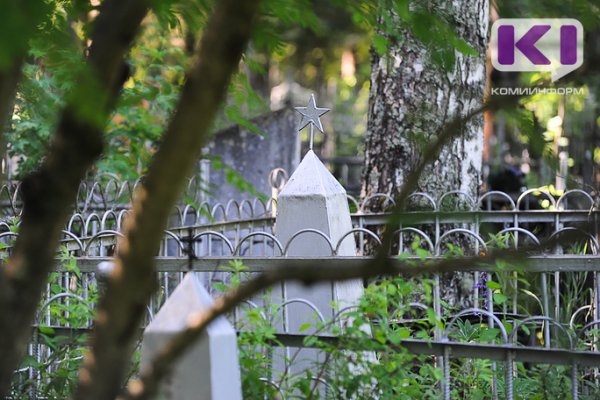 В Емве подростки повредили 15 памятников на кладбище