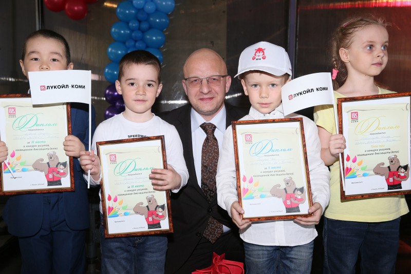 В Усинске наградили победителей конкурса рисунков "Мы – дети нефтяников"
