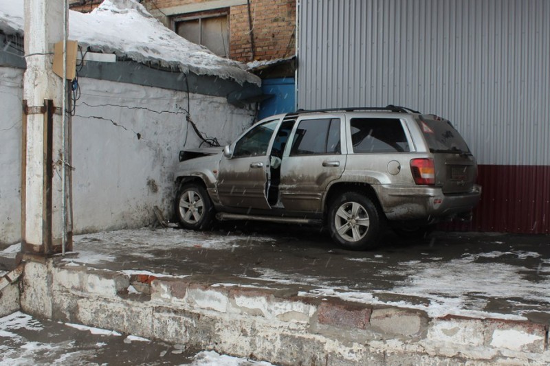 В Воркуте водитель джипа врезался в бетонную стену