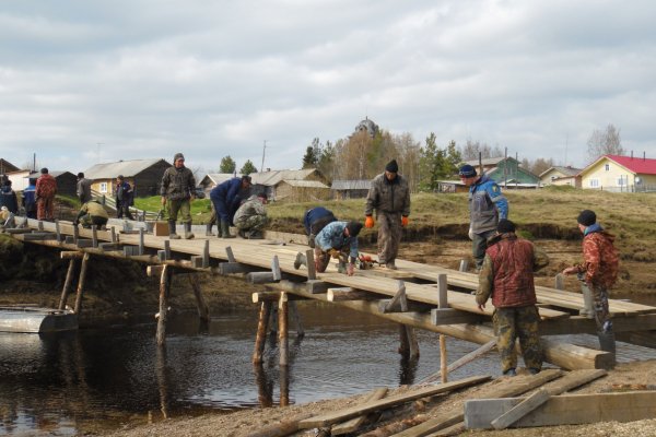 Жители Мошъюги Ижемского района каждый год сами собирают и разбирают деревянный мост