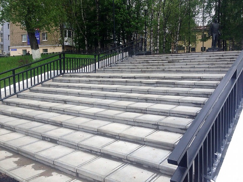 В Сыктывкаре заменена ветхая лестница, ведущая к театру драмы