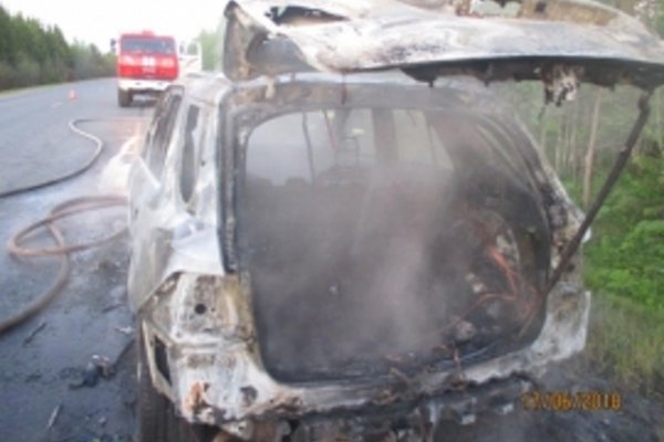 В Прилузском районе на трассе вспыхнул Mercedes
