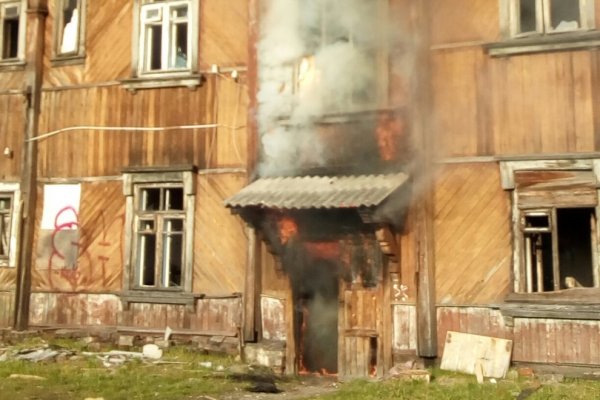 В Печоре горел многоквартирный деревянный дом