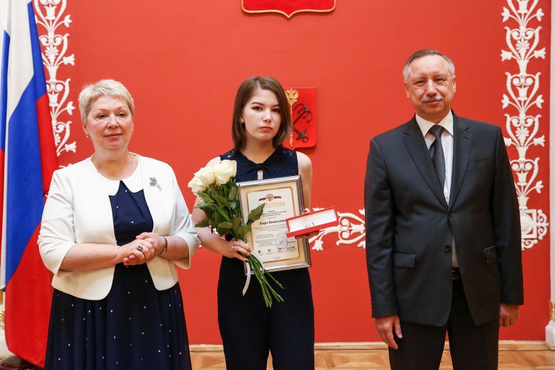 Серебряную ручку и диплом получила выпускница из Сыктывкара Кира Коваленко за победу в конкурсе патриотических сочинений 
