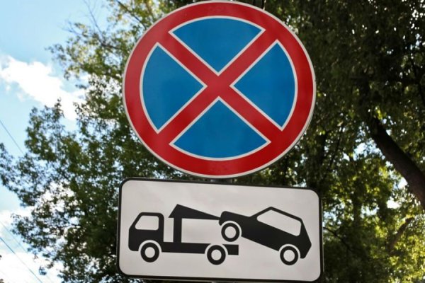 Автовладельцы из Ухты паркуют машины под запрещающим знаком и мешают движению