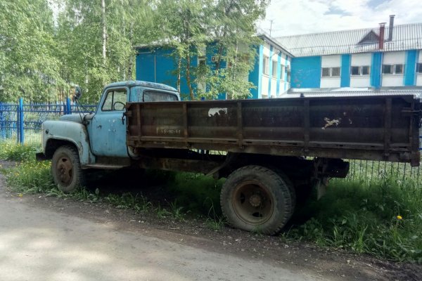 В центре Сыктывкара разлагается старый грузовик
