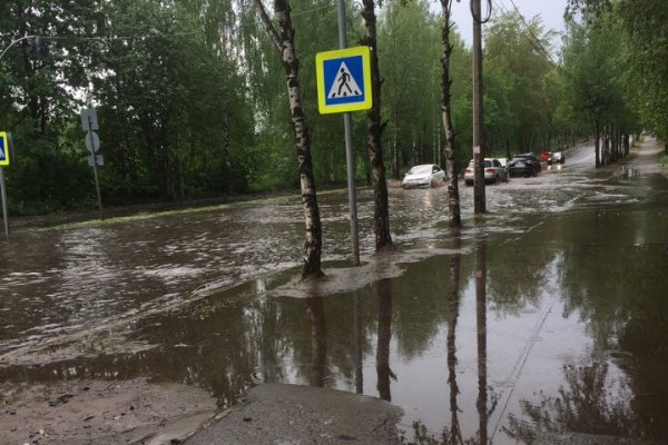 Улицу Димитрова в Сыктывкаре затопило после дождя 
