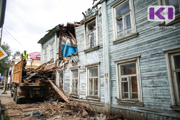 В Сыктывкаре сносят столетнее здание общежития медколледжа