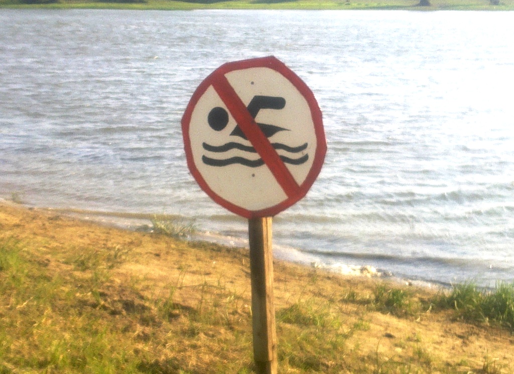 Купаться нельзя река. Знак «купаться запрещено». Знаки возле воды. Знак возле реки. Знаки возле водоемов.