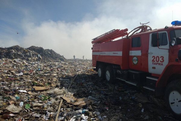 В Усинске продолжают тушить свалку бытовых отходов