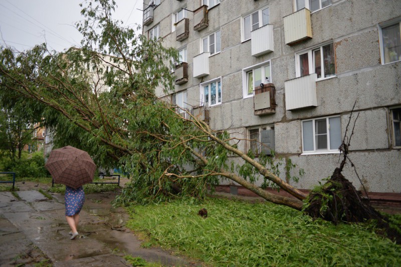 В Усинске устраняют последствия урагана