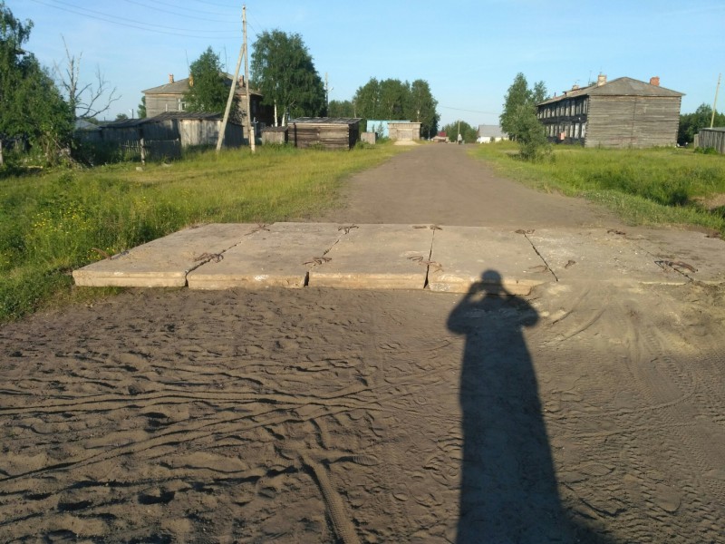 В поселке Кедровый Шор под Печорой ямы "засыпали" бетонными плитами