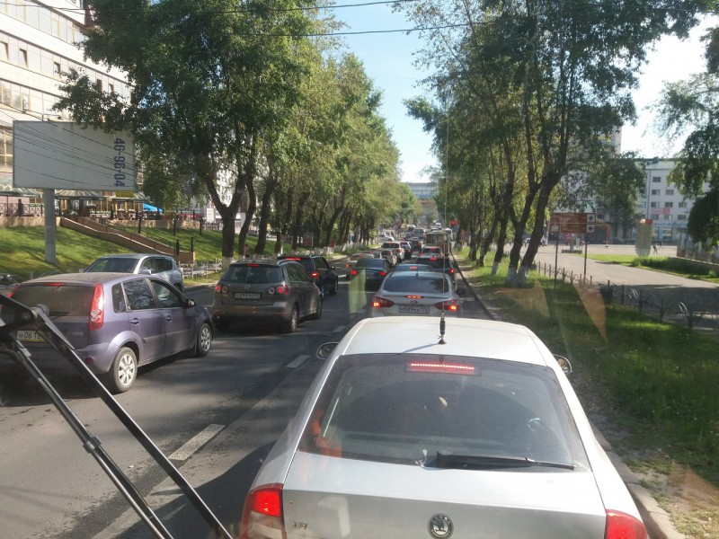 В Сыктывкаре половина улицы Коммунистической стоит в пробке