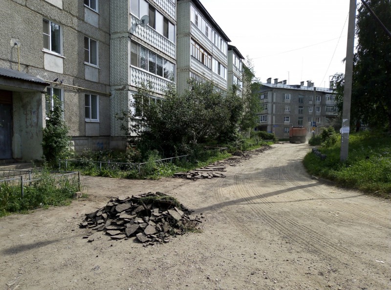 В Выльгорте приступили к ремонту дворовой территории Лесного переулка 
