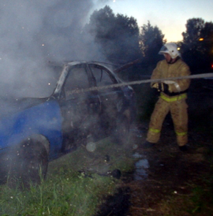 В Усть-Вымском районе сожгли автомобиль 