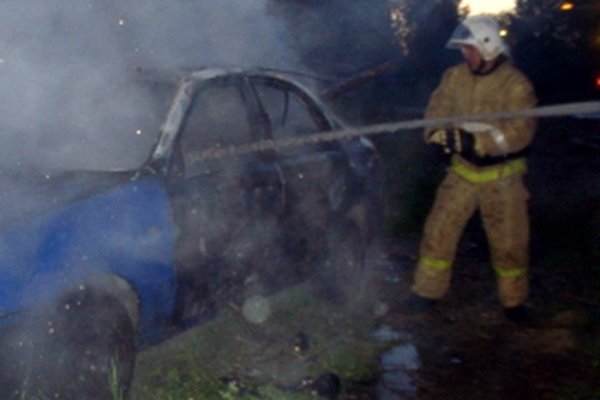 В Усть-Вымском районе сожгли автомобиль 