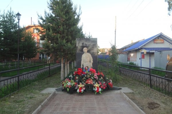 В Усть-Цильме возле памятника воинам-интернационалистам выложили тротуарную плитку

