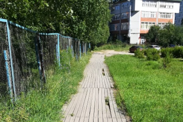 Сыктывкарцы обратили внимание на опасный деревянный тротуар