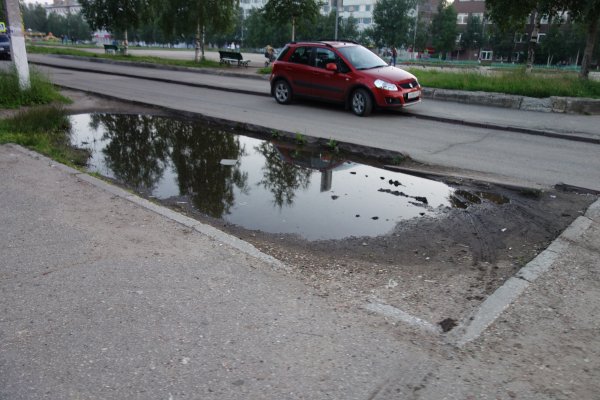 Ухтинские автовладельцы разрушают газон и паркуются на тротуарах Комсомольской площади