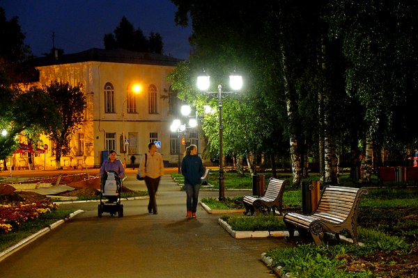 В сквере за Стефановской площадью в Сыктывкаре зажглись новые фонари