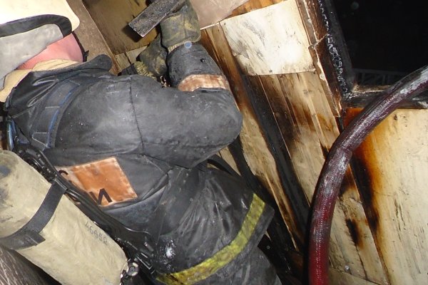 В ухтинской многоэтажке пожар охватил три этажа