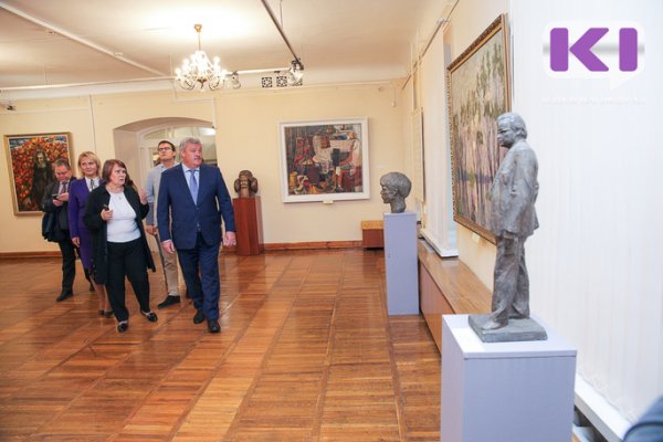 Сергей Гапликов осмотрел в Нацгалерее Коми выставку из собрания питерского музея современного искусства Эрарта