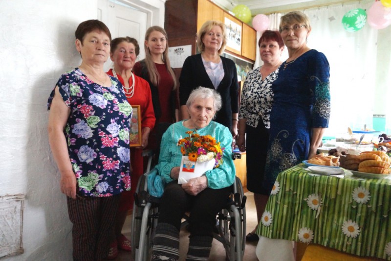 Ветерана труда из Сизябска Елену Артееву с 90-летим поздравил президент России