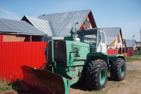 В Троицко-Печорский район из Кирова приехал трактор для расчистки снега 