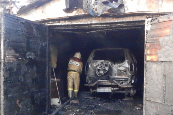 Воркутинец получил ожоги, пытаясь потушить полыхнувший гараж и машину