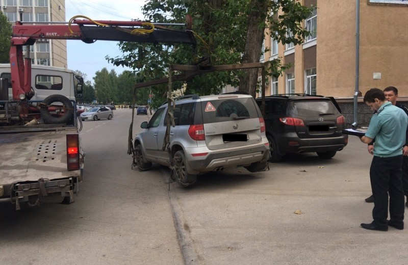 В Сыктывкаре судебные приставы арестовали автомобиль крупной строительной компании
