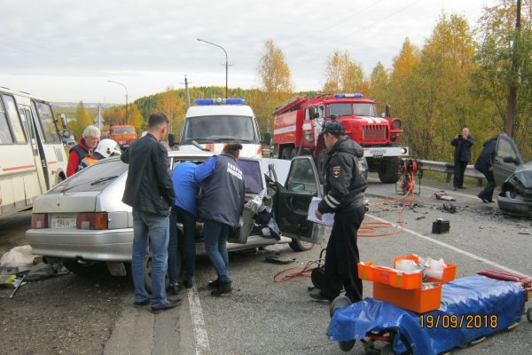 Экстренная помощь ухтинских спасателей помогла спасти жизнь одного из водителей в страшном ДТП 