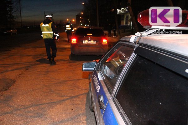 В Сыктывкаре нетрезвый водитель BMW въехал в стоящий на перекрестке Chevrolet Niva