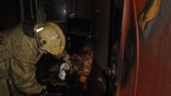 В Воркуте огонь уничтожил стену, мебель и личные вещи жильцов многоквартирного дома
