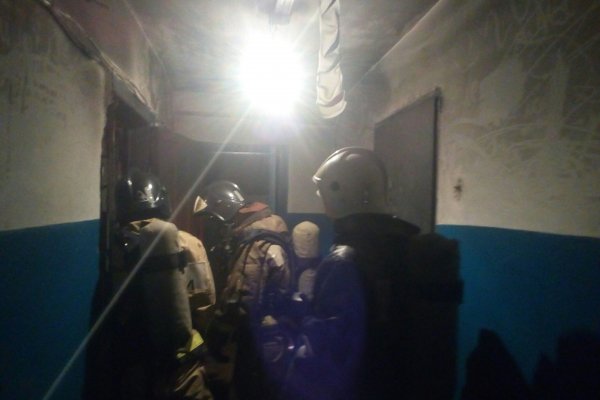 В Вуктыле во время пожара спасли 8 жильцов многоквартирного дома