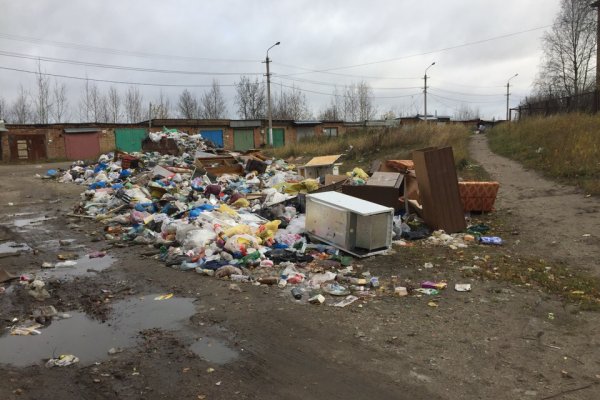 Многоквартирный дом в Сосногорске утопает в мусоре из-за долгов за ЖКУ

