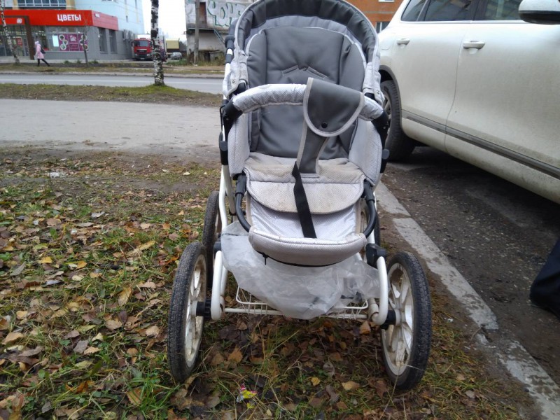 В Сыктывкаре Volkswagen Touareg сбил мать с детской коляской